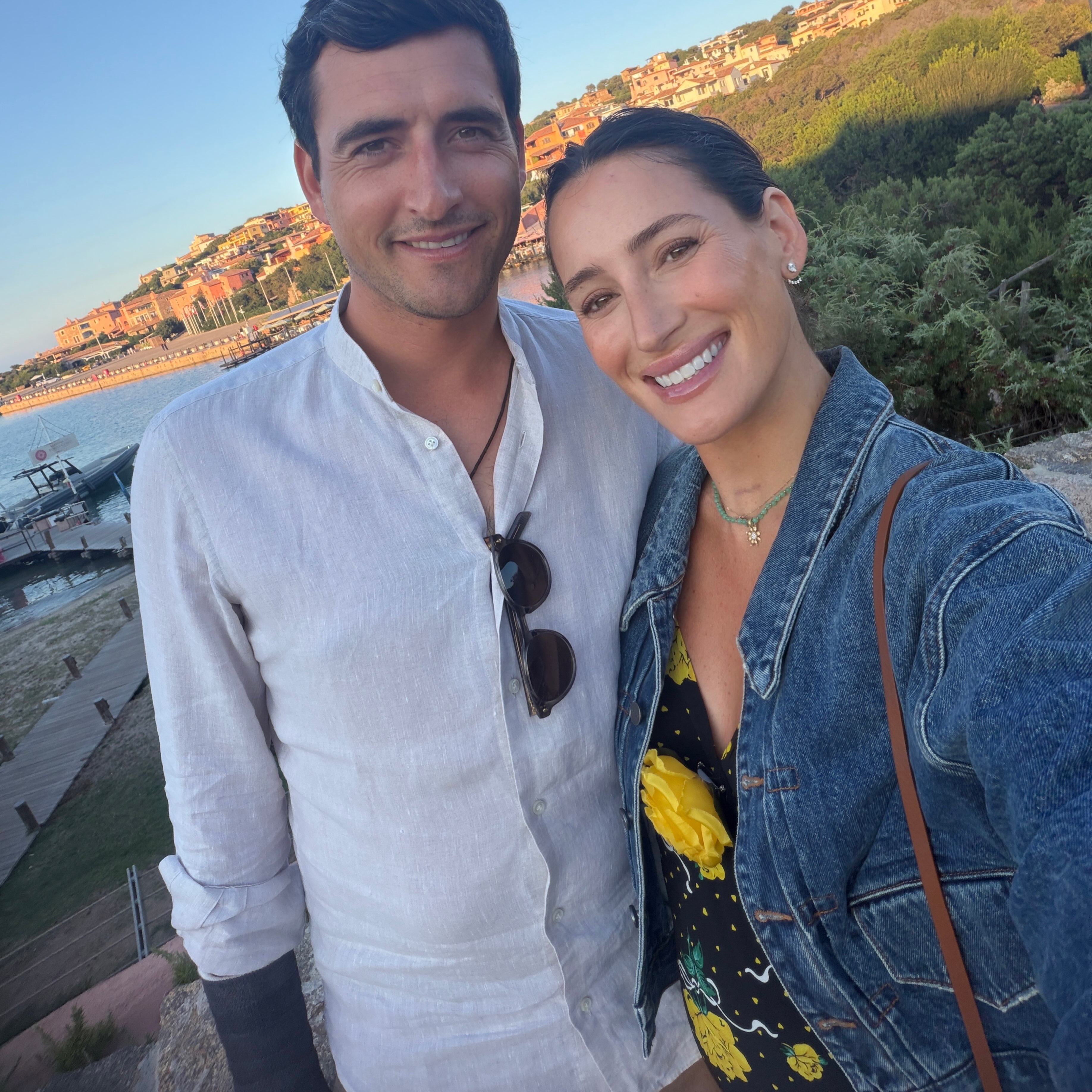 Jessica Springsteen and Nicola Philippaerts smile for a selfie near the water during the trip featured in their pregnancy announcement. | Source: Instagram/jessicaspringsteen