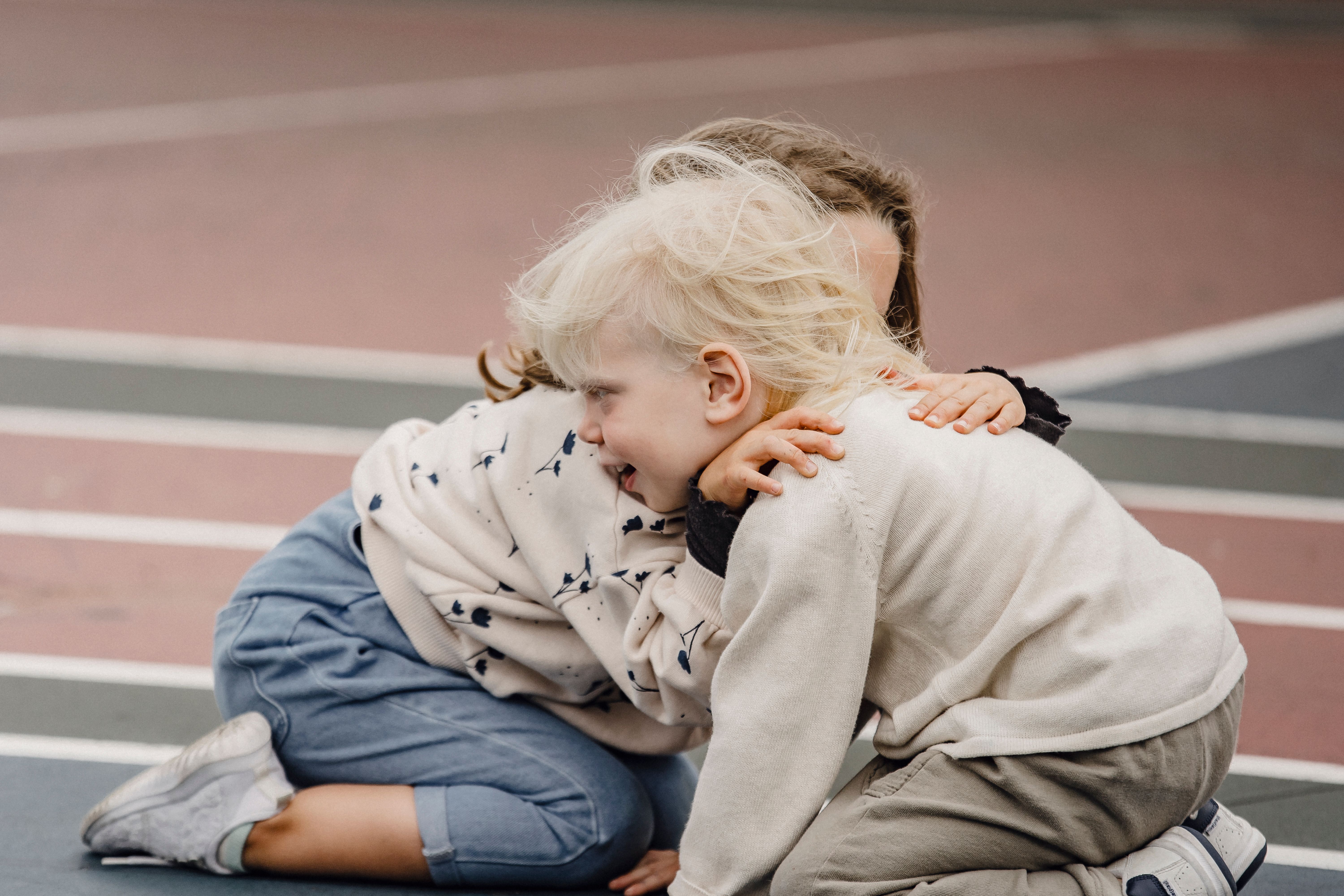 Two toddlers hugging | Source: Pexels