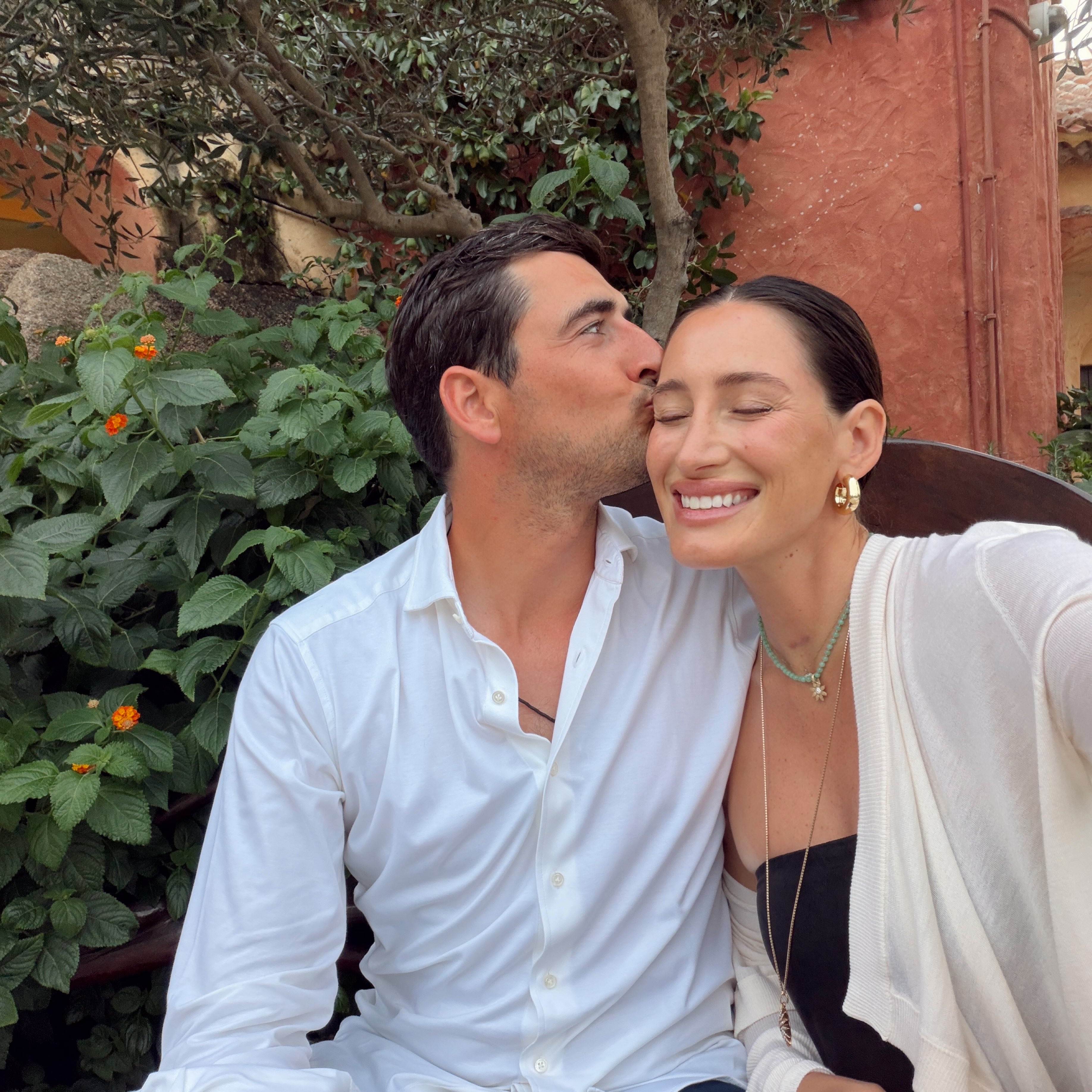 Nicola Philippaerts kisses Jessica Springsteen on the forehead as the couple pose together for a close-up photo. | Source: Instagram/jessicaspringsteen