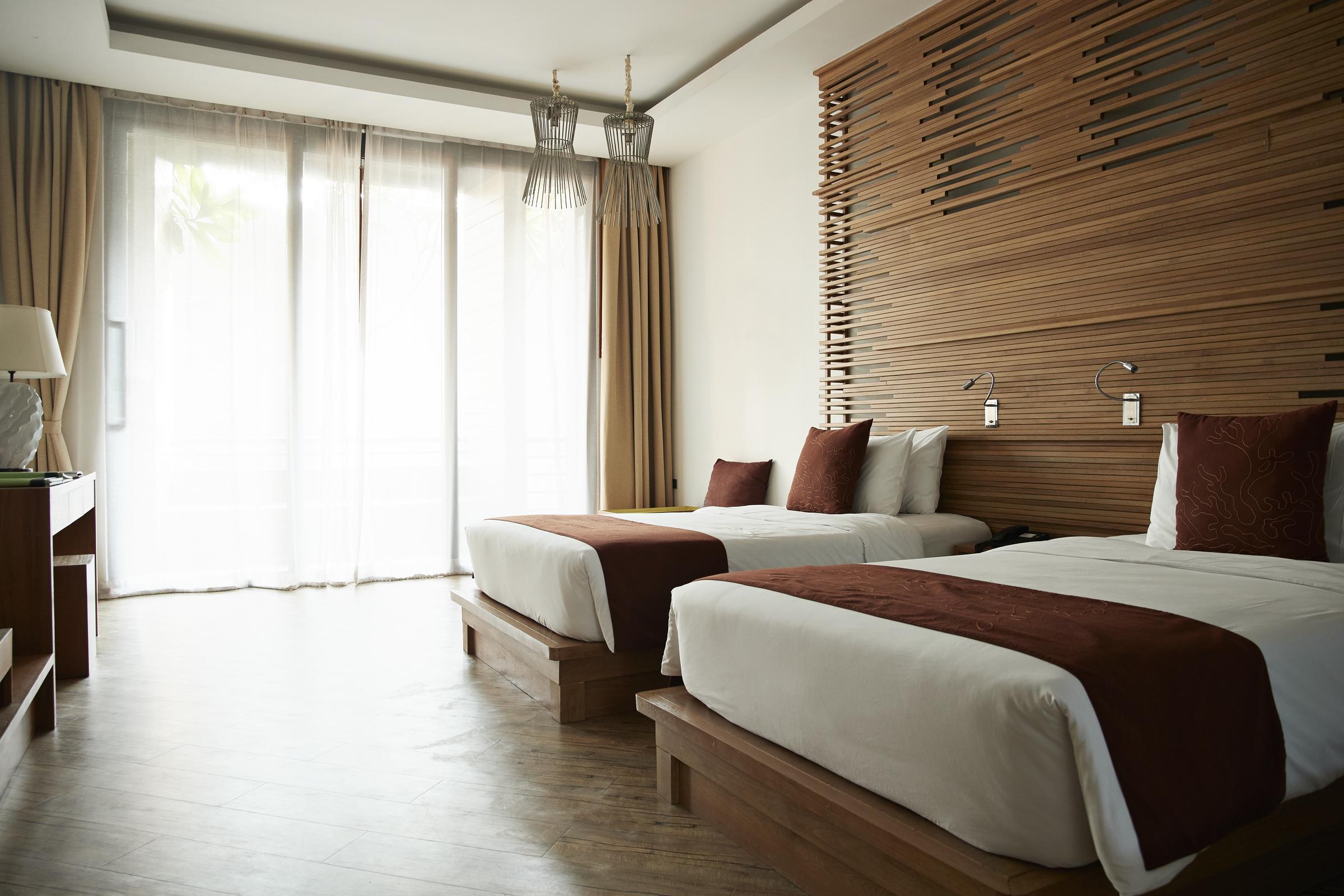 A hotel room with two beds | Source: Getty Imahes