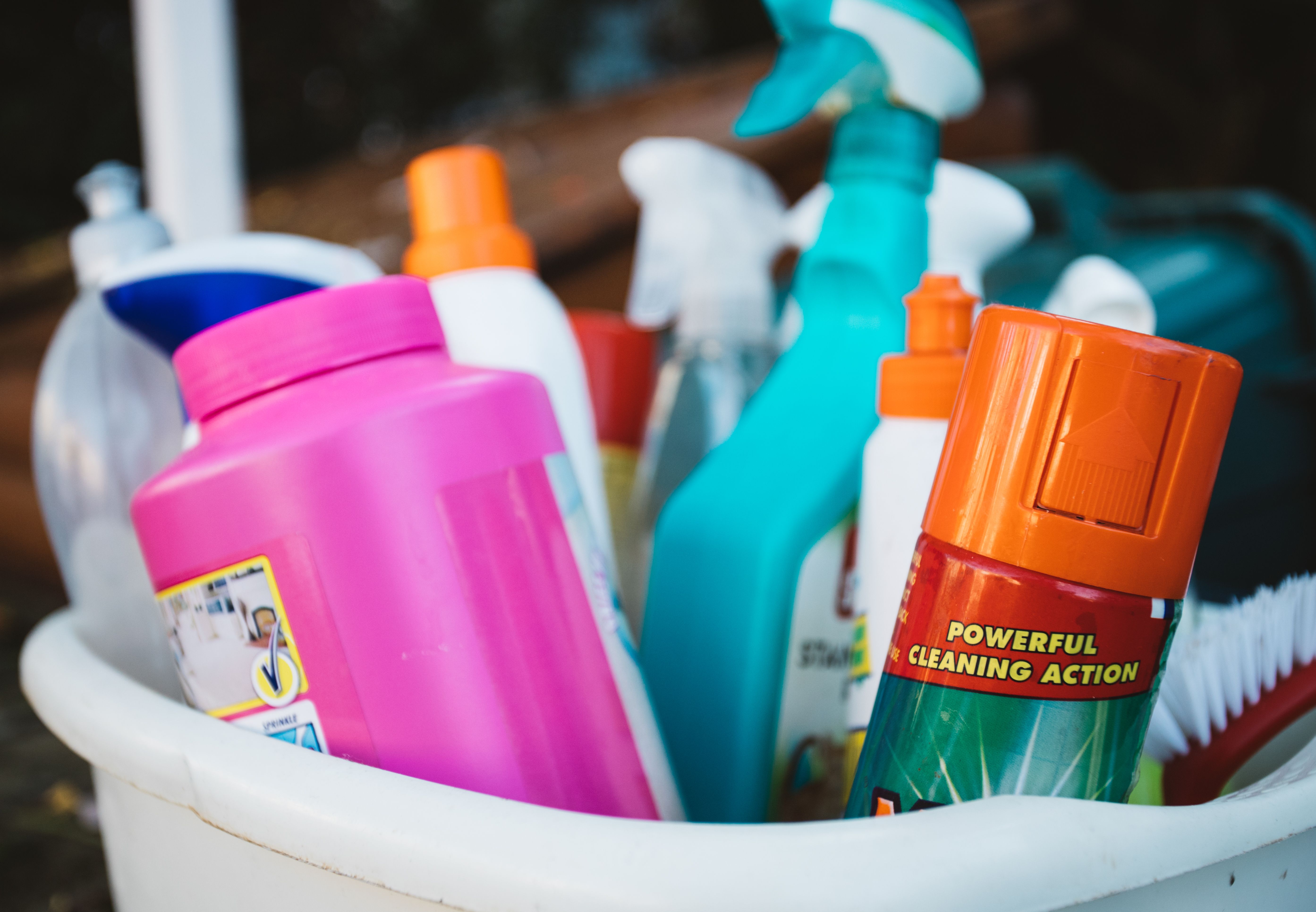 A bucket of cleaning supplies | Source: Pexels