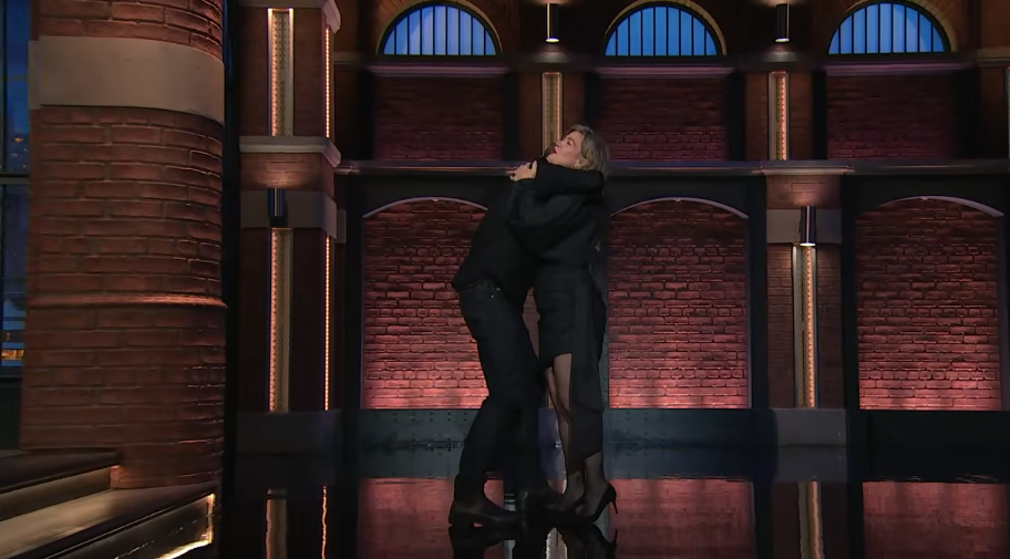 Kelly Clarkson embraced Seth Meyers upon taking the stage during the September 21, 2026, broadcast of "Late Night with Seth Meyers," highlighting the side profile of her newly cropped textured bob in an all-black monochromatic look. | Source: YouTube/Late Night with Seth Meyers