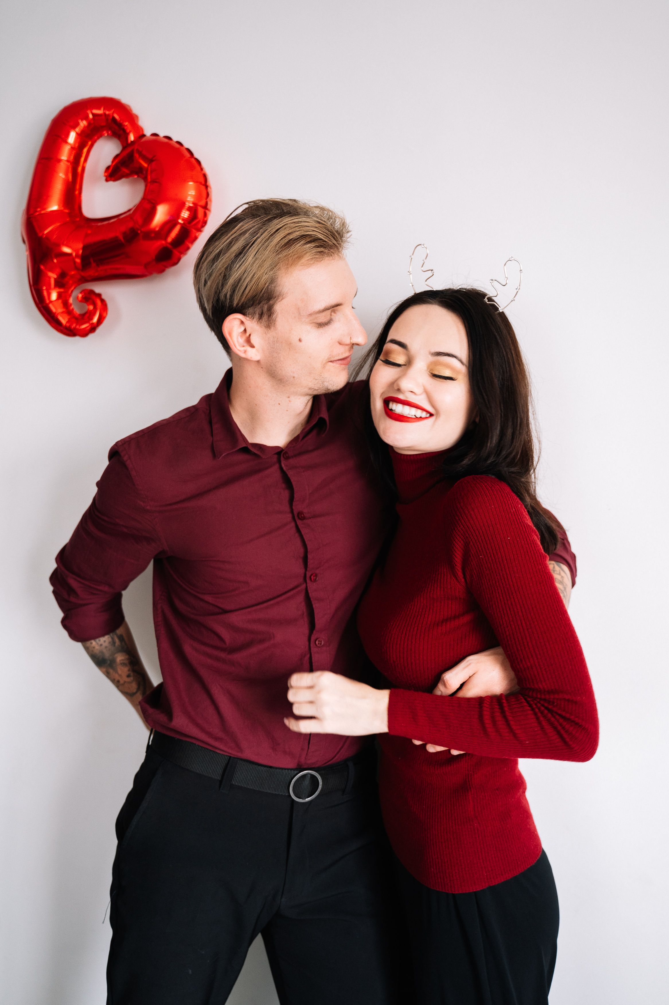 A loved-up couple in red | Source: Pexels