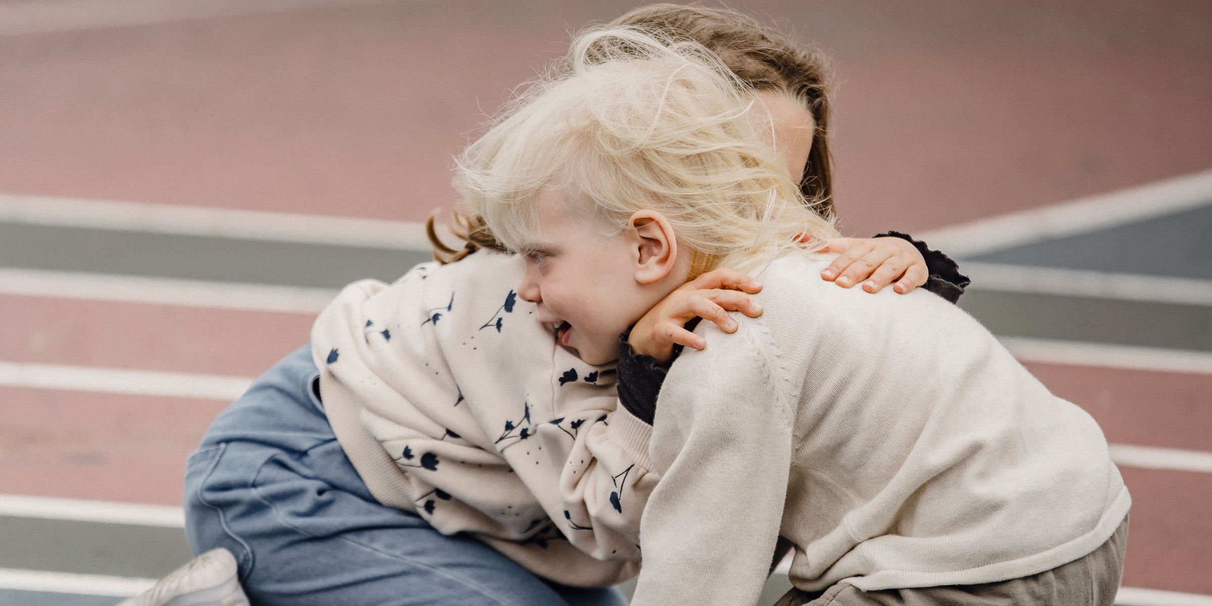 Two toddlers hugging | Source: Pexels