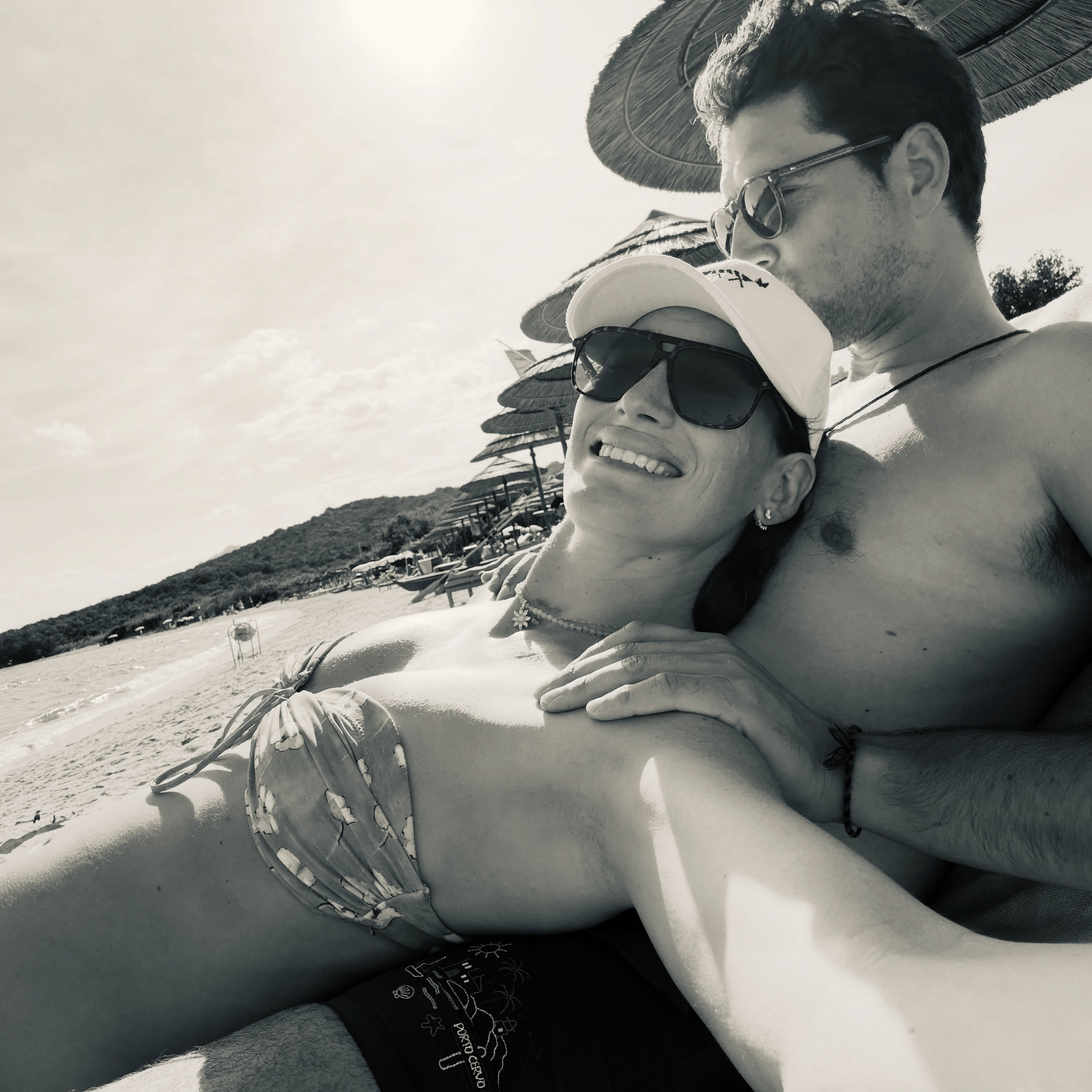 Jessica Springsteen shows off her physique while relaxing with her partner, Nicola Philippaerts, in a black-and-white beach photo. | Source: Instagram/jessicaspringsteen