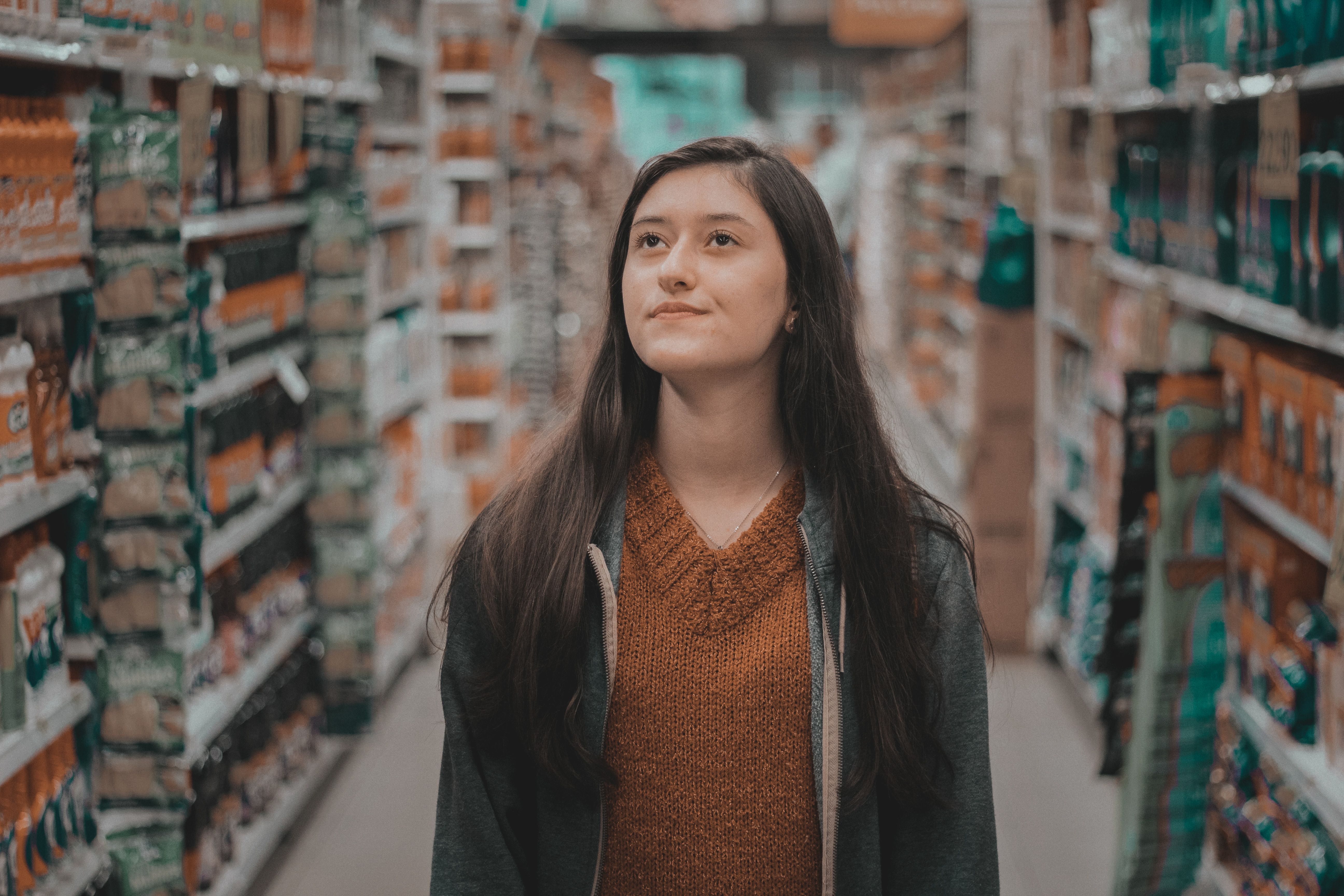 A young girl in the middle of a grocery aisle | Source: Pexels
