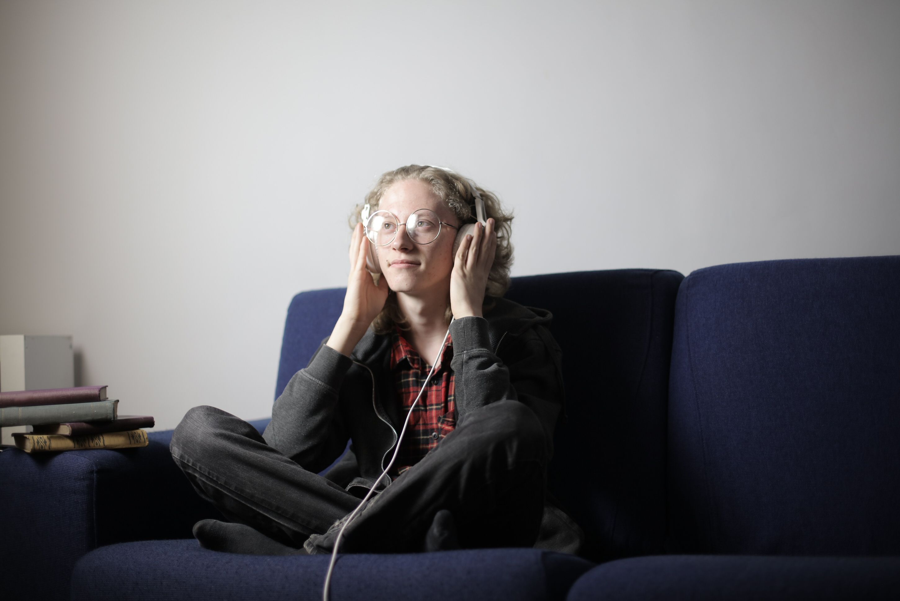 A woman listening to music | Source: Pexels