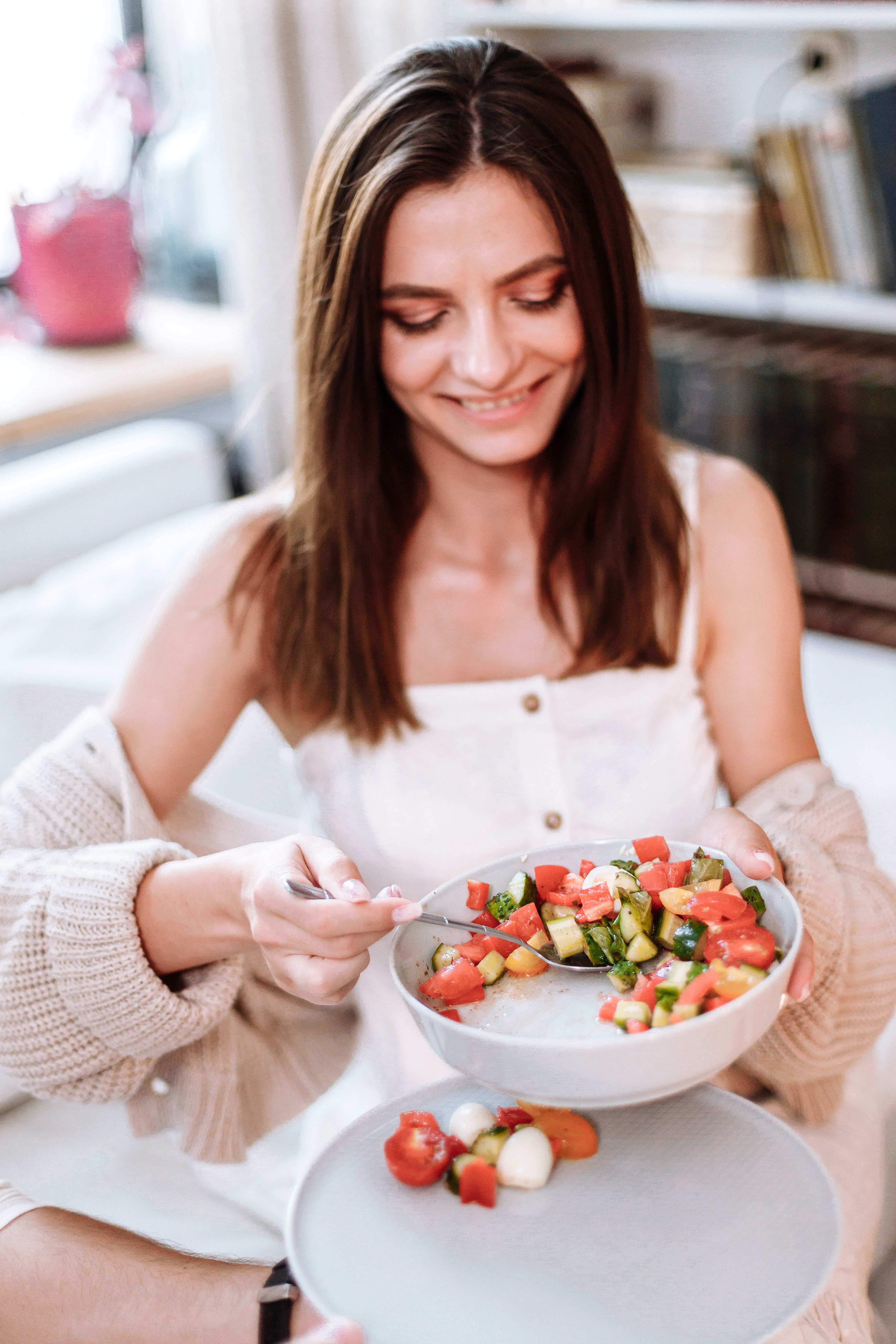 Woman eating a salad | Source: Pexels