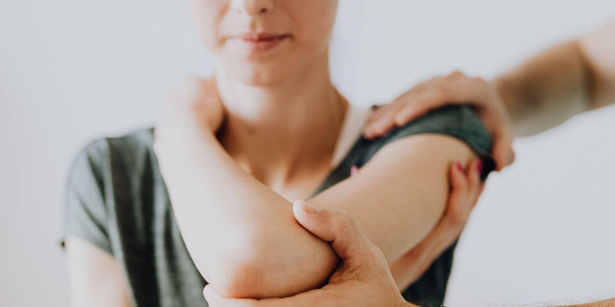 Woman exercising her shoulder with the help ofa therapist | Source: Pexels