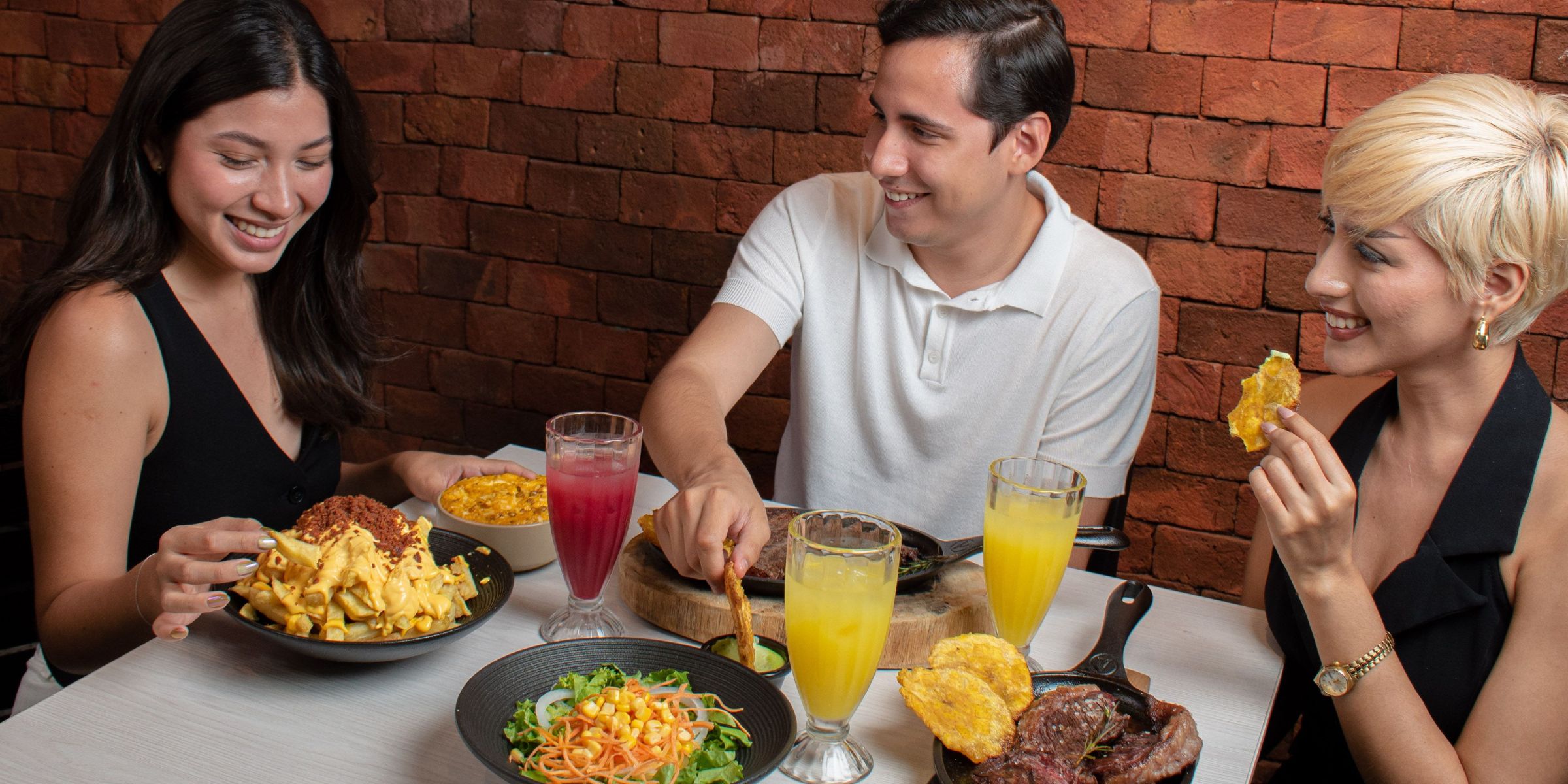 A group of people dining | Source: Pexels