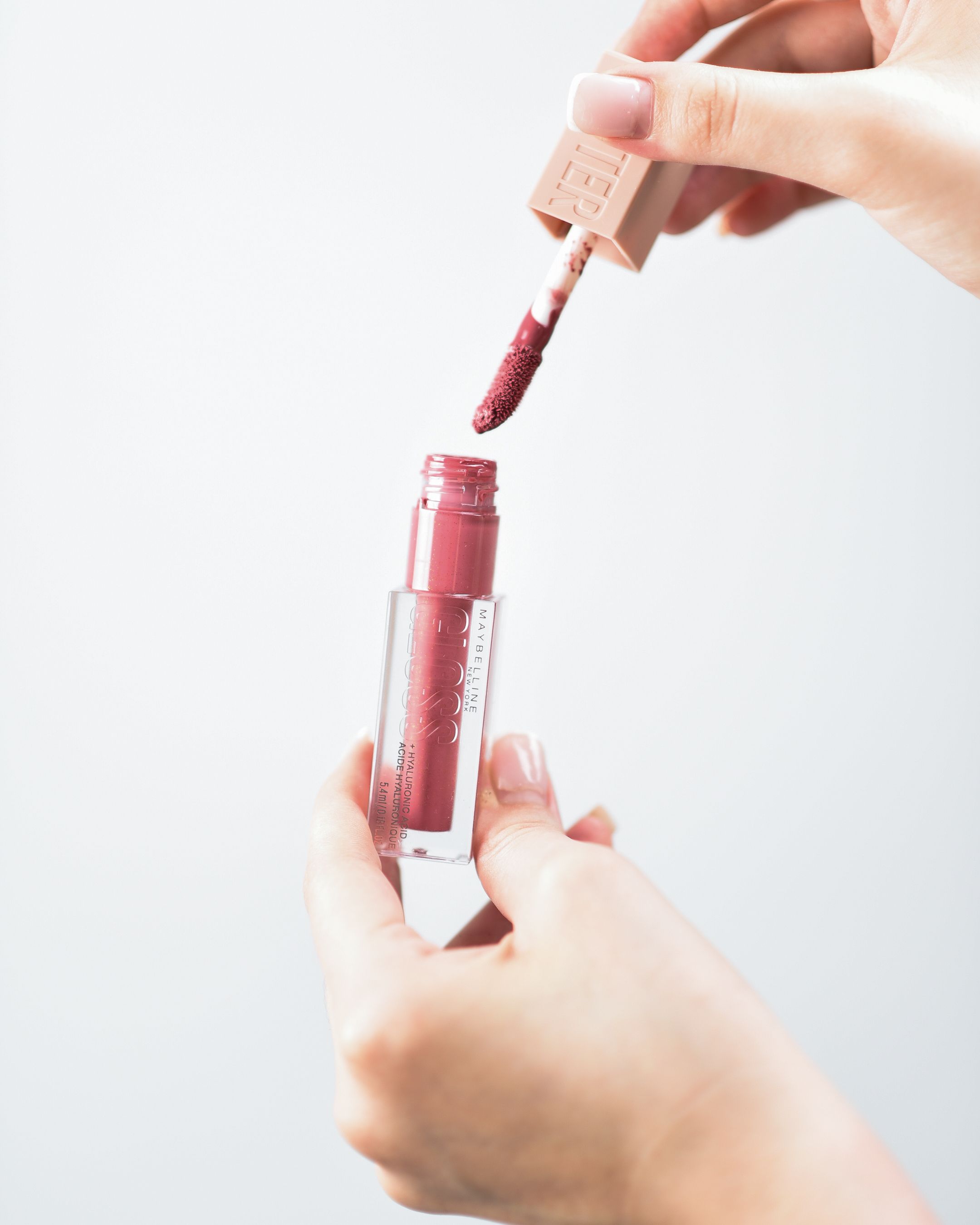 A lipstick with applicator | Source: Pexels