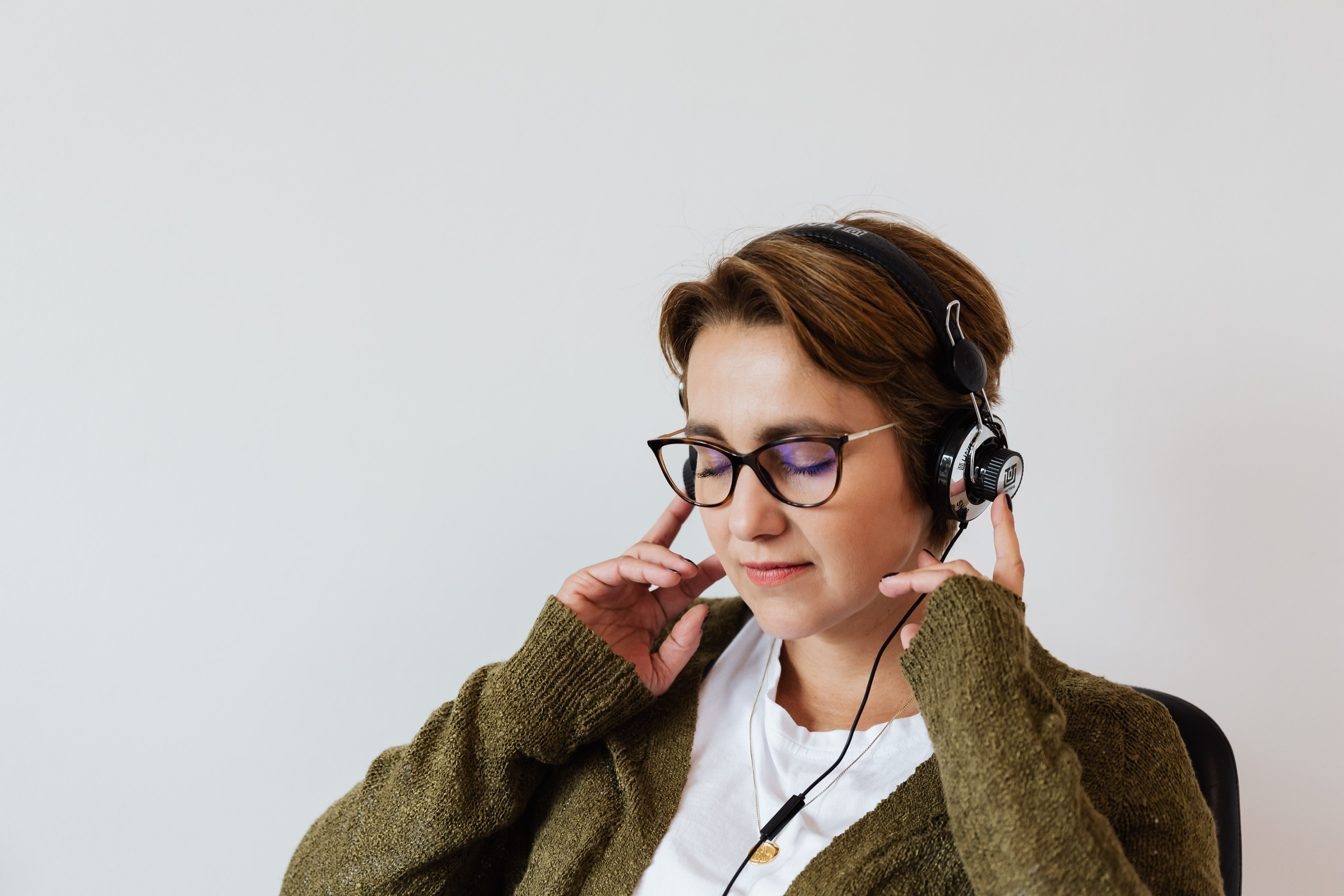 A young woman with her eyes closed listening to music | Source: Pexels