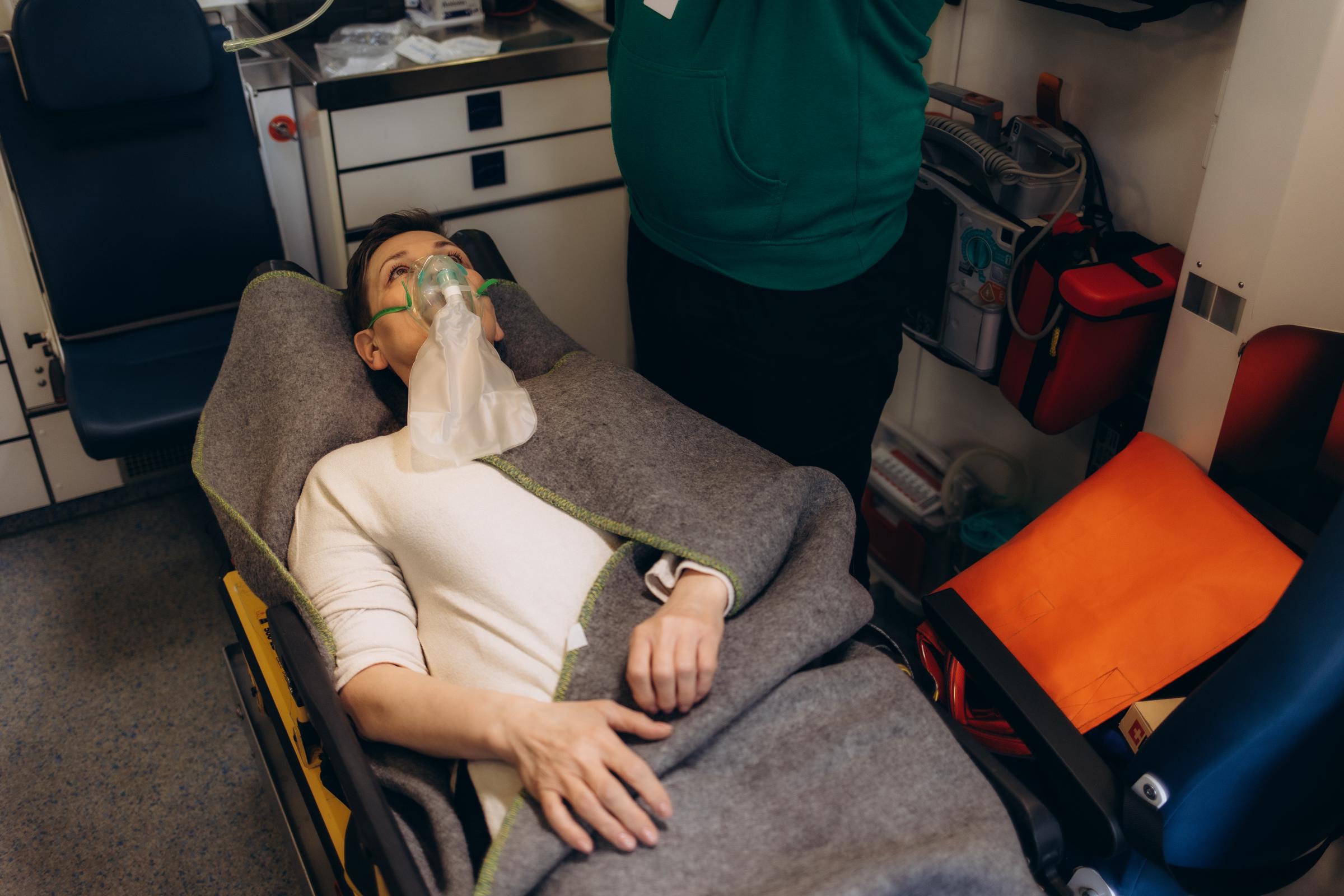 A patient on a stretcher receiving first aid | Source: Getty Images