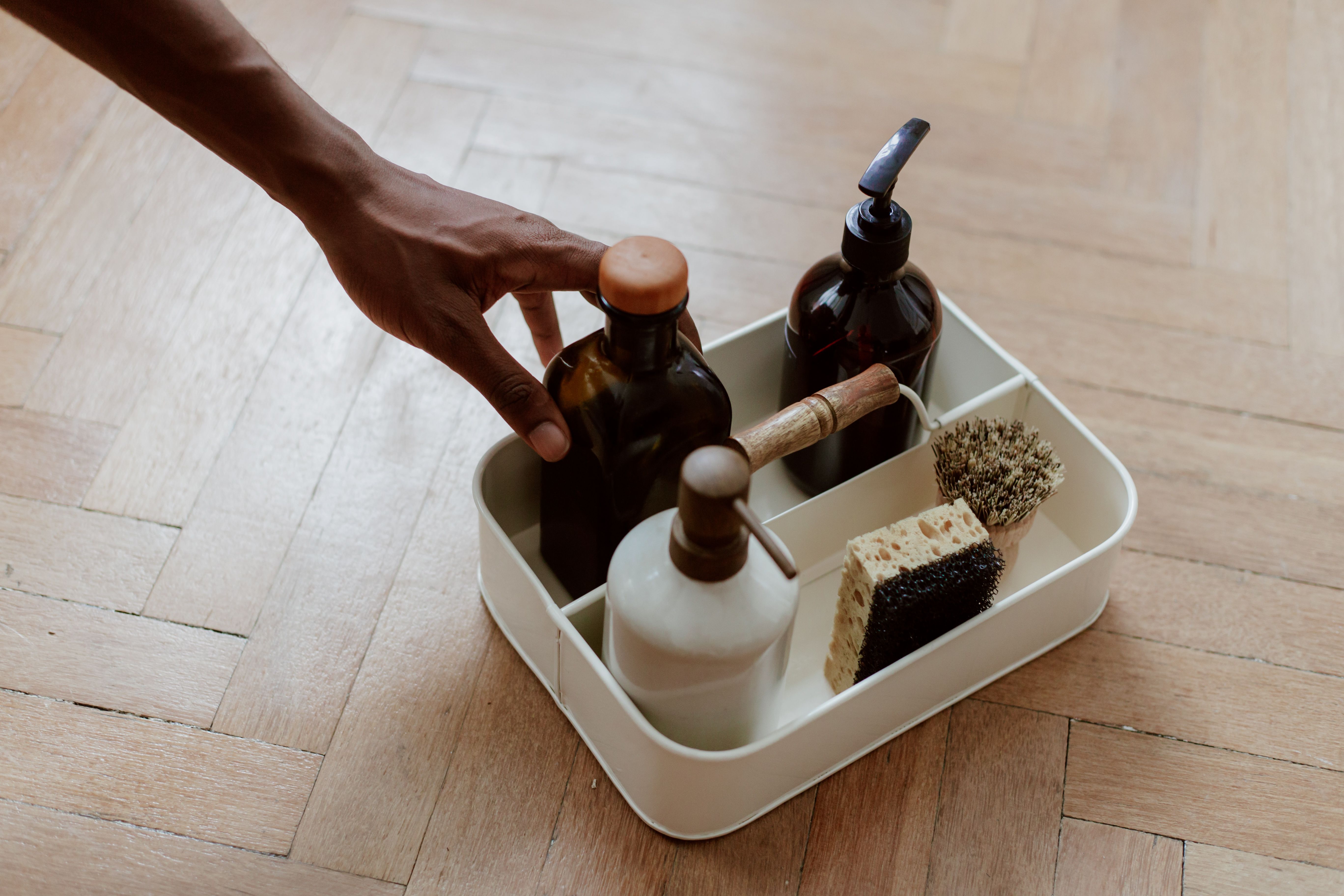 A caddy with cleaning supplies | Source: Pexels