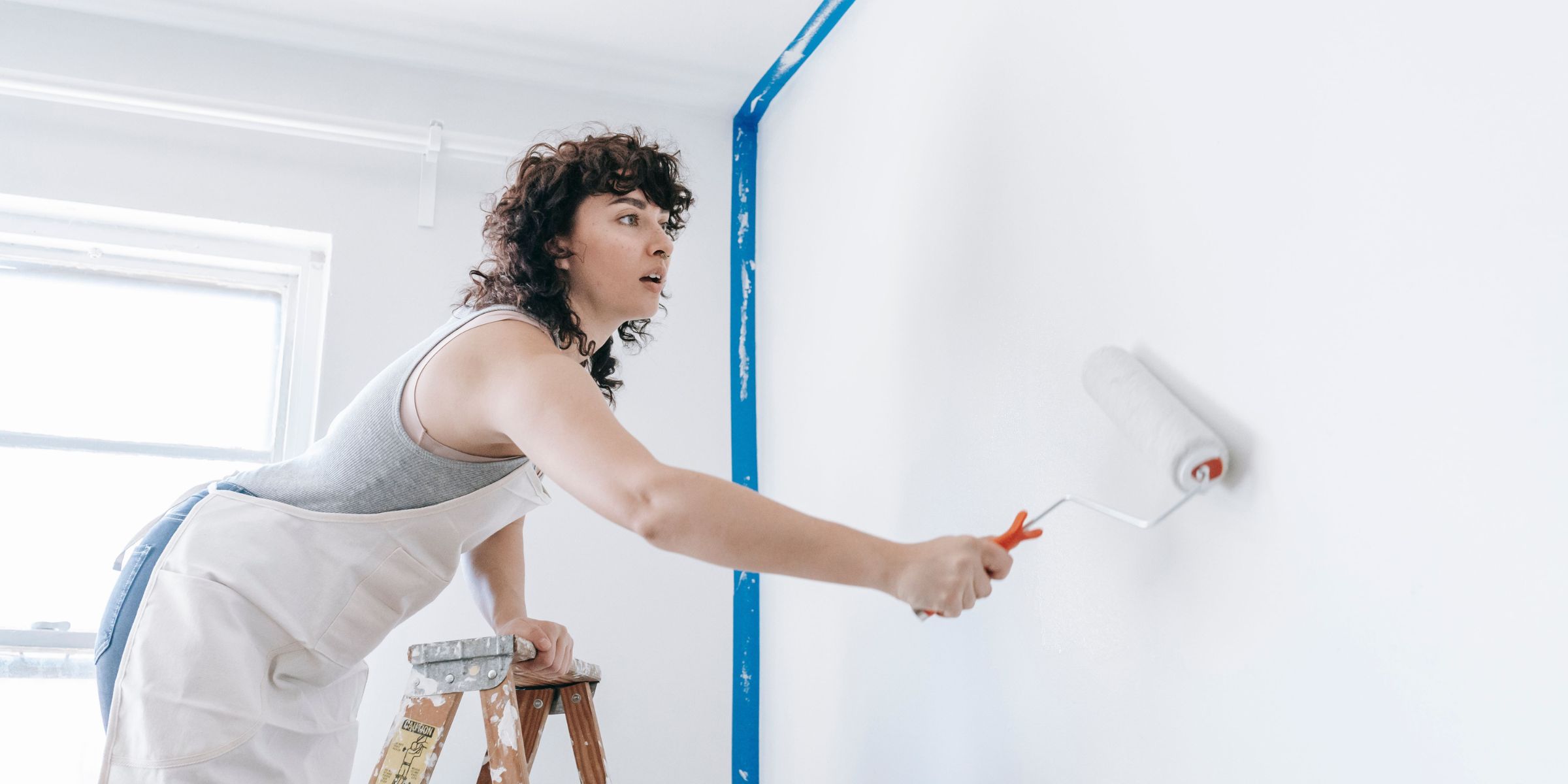 A woman painting a wall | Source: Pexels