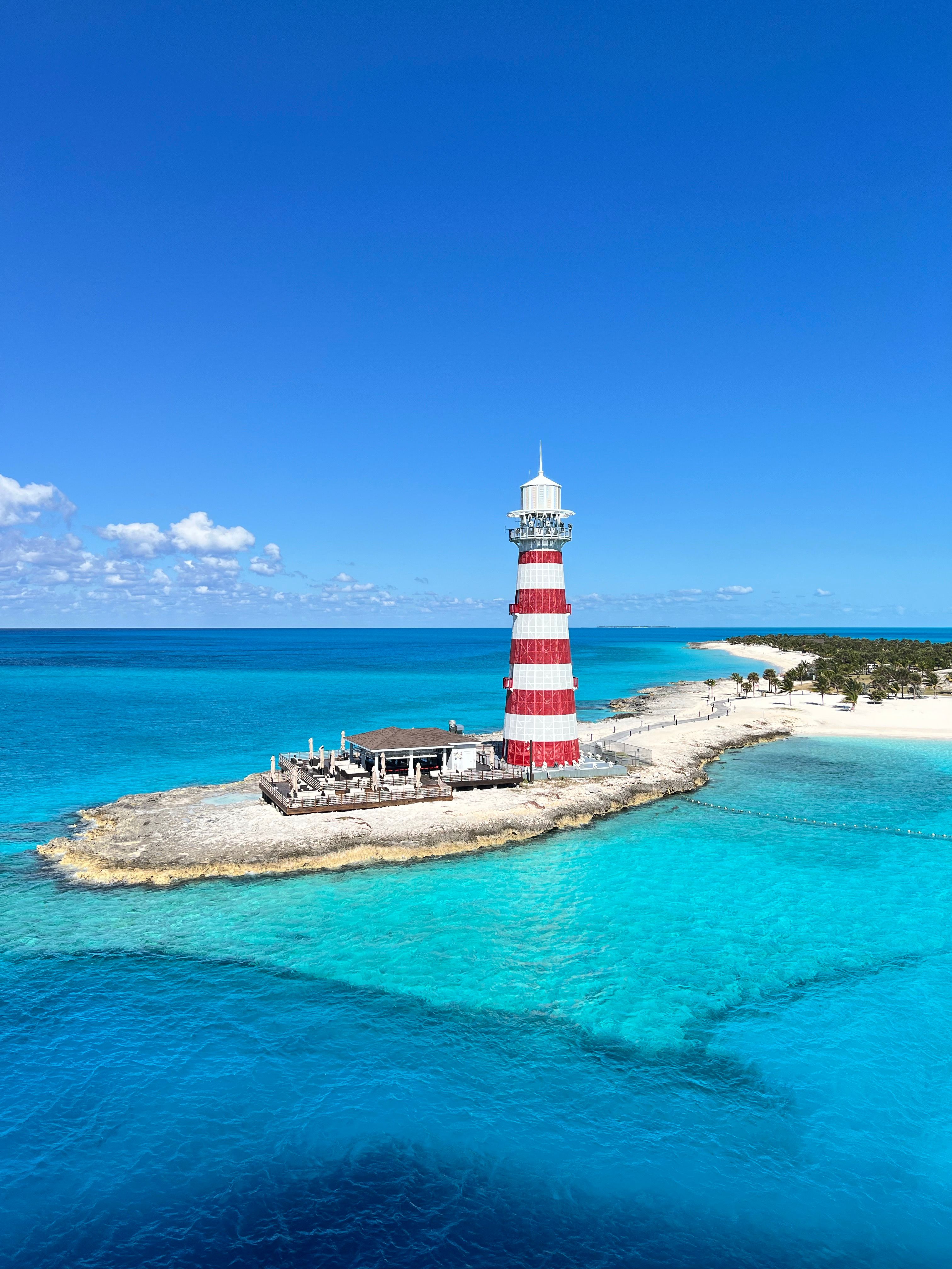 A red and white lighthouse on the turquoise coast of Bimini, Bahamas | Source: Pexels