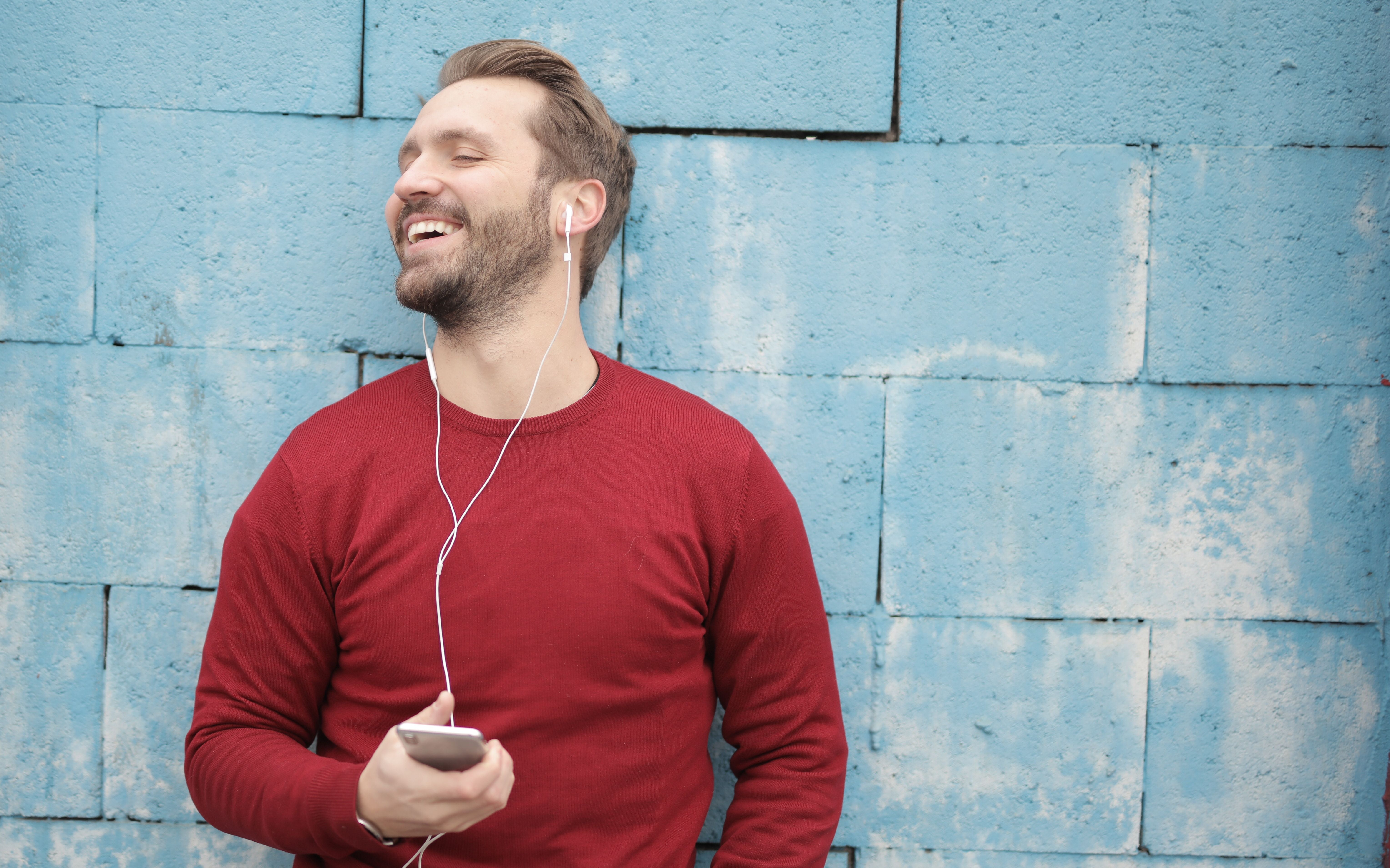 A smiling man listening to music | Source: Pexels