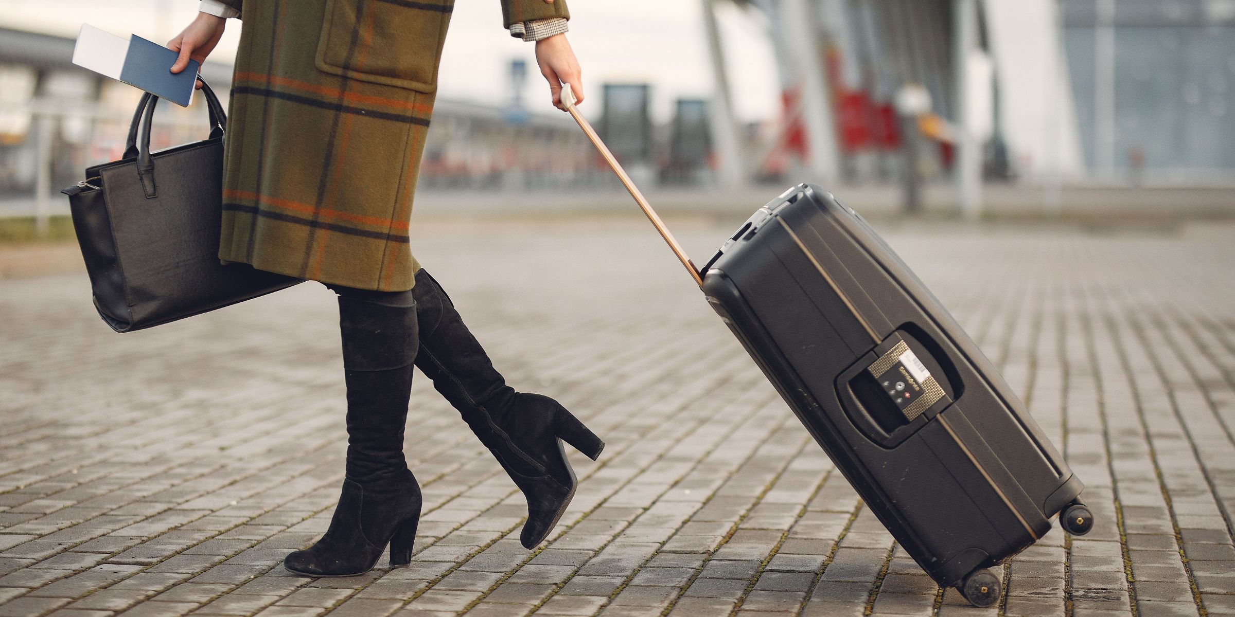 Woman rolling a piece of luggage | Source: Pexels