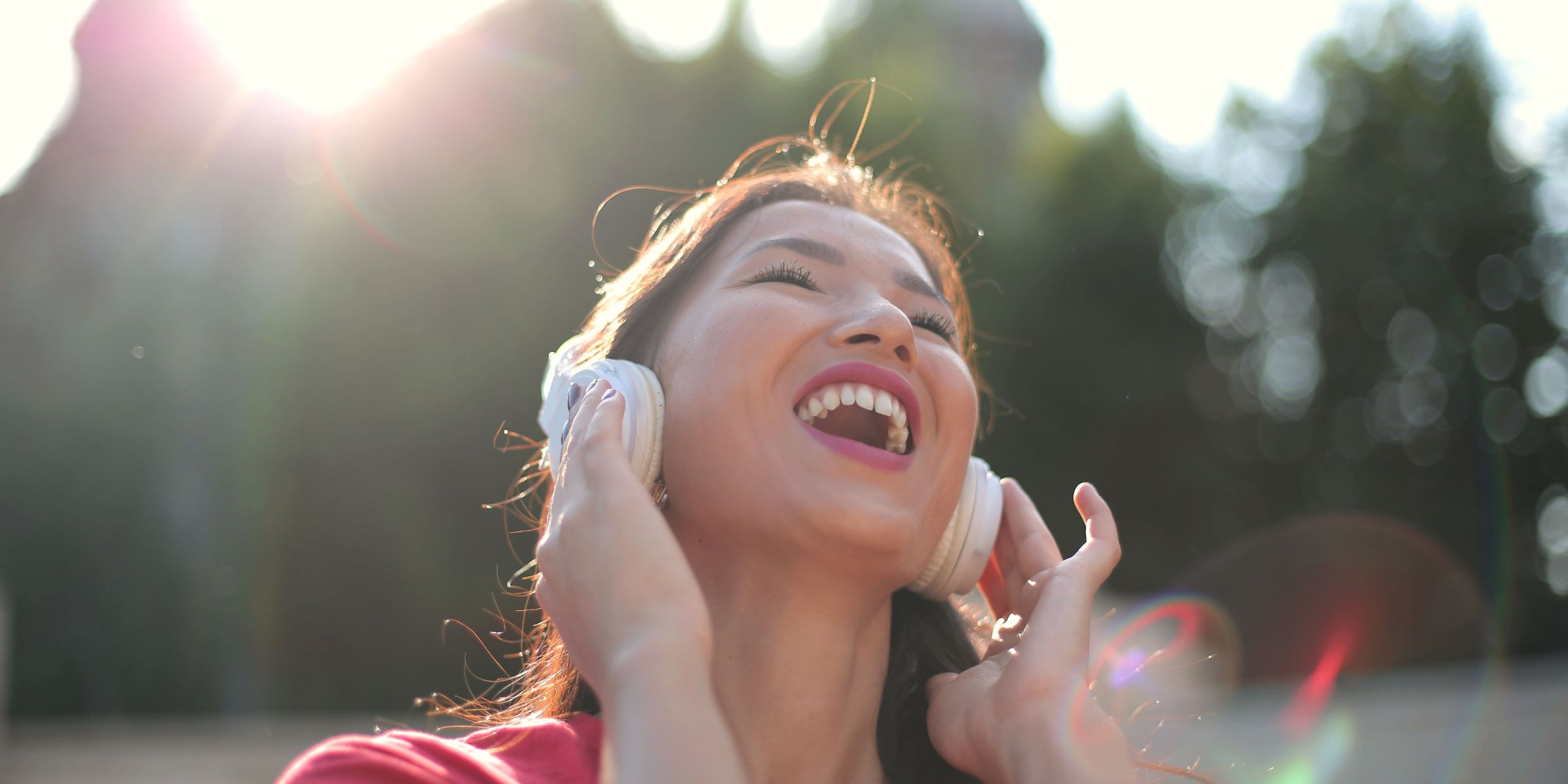 A smiling woman listening to music | Source: Pexels